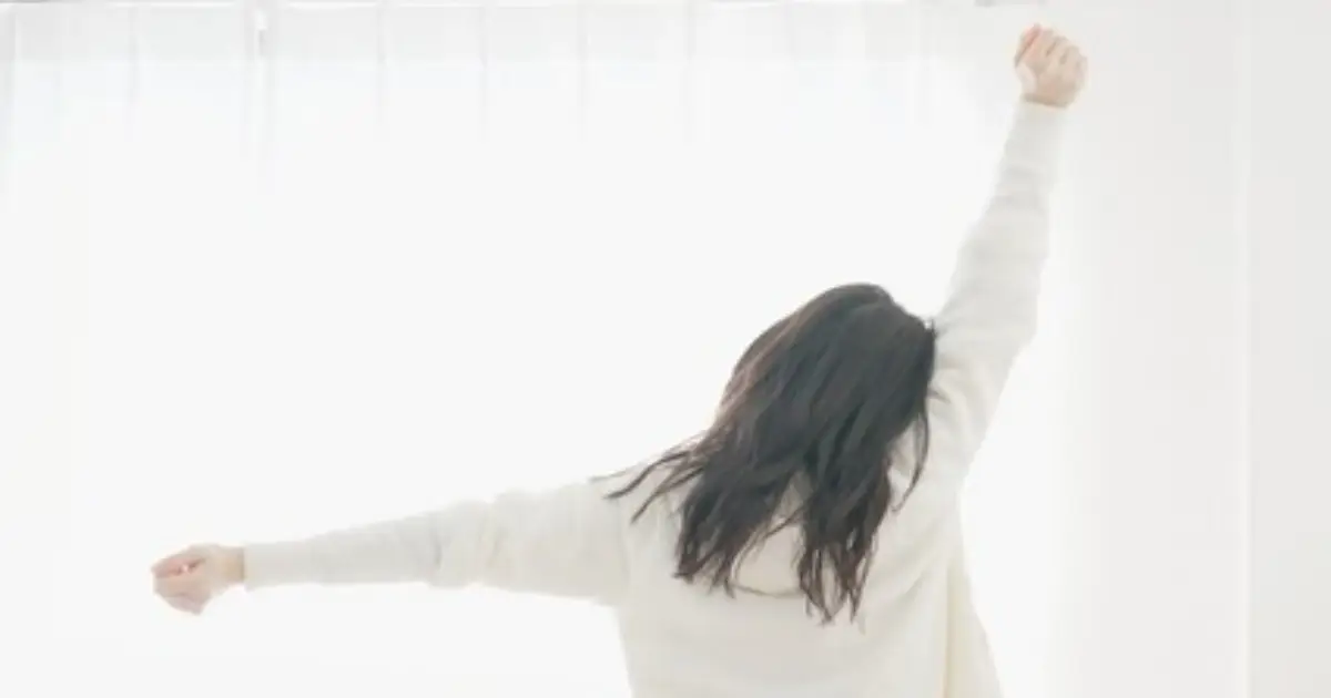 腕を伸ばす女性